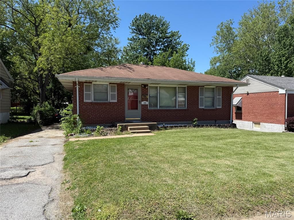 Photo of 185 De Smet Drive, Florissant, MO 63031 (MLS # 26030146)