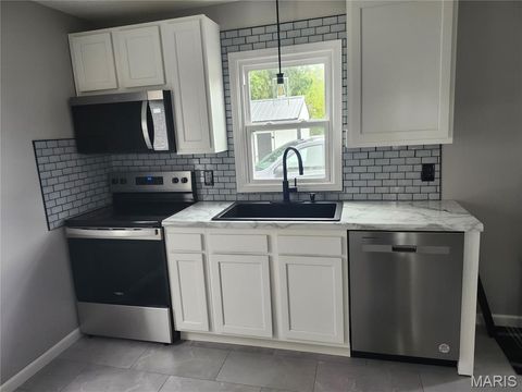Tiny photo for 19 S St . Charles Street, Bowling Green, MO 63334 (MLS # 25064474)