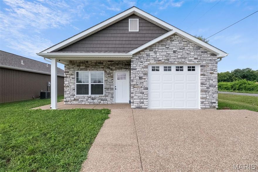 This immaculate 3-bedroom, 2-bath home is only one year old and packed with high-end finishes and thoughtful design 
??? Built for Living:
Solid slab foundation for durability and low maintenance
Spacious 1,400 sq ft open-concept layout
Amish-made soft-close kitchen cabinets — beautiful craftsmanship you’ll notice every day
Sleek granite countertops and all kitchen appliances included
Separate laundry area with washer and dryer included — ready to move in!
?? Garage & Exterior:
Insulated one-car attached garage — perfect for Midwest seasons
Durable and stylish exposed aggregate concrete driveway and walkways
Covered front porch — ideal for relaxing or greeting guests
??A smart investment in comfort, quality, and value. Whether you're starting out, downsizing, or looking for a turnkey home, this one checks all the boxes.