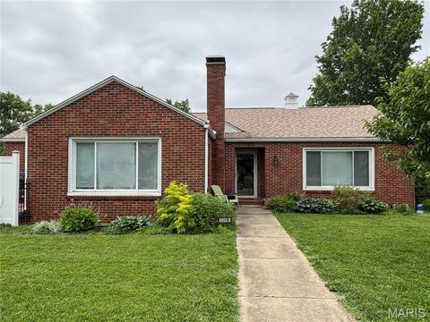 Photo of 520 W Main Street, Greenville, IL 62246 (MLS # 26031979)