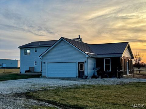 Tiny photo for 21505 Highway 61, Bowling Green, MO 63334 (MLS # 26001437)