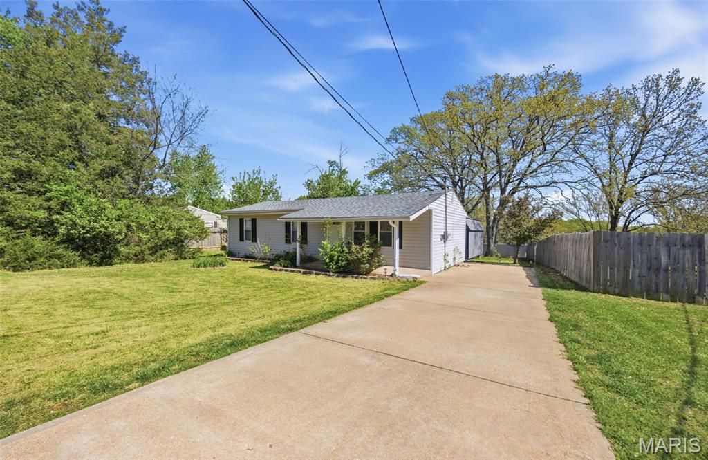 Photo of 879 Twin Oak Drive, Hillsboro, MO 63050 (MLS # 26023883)