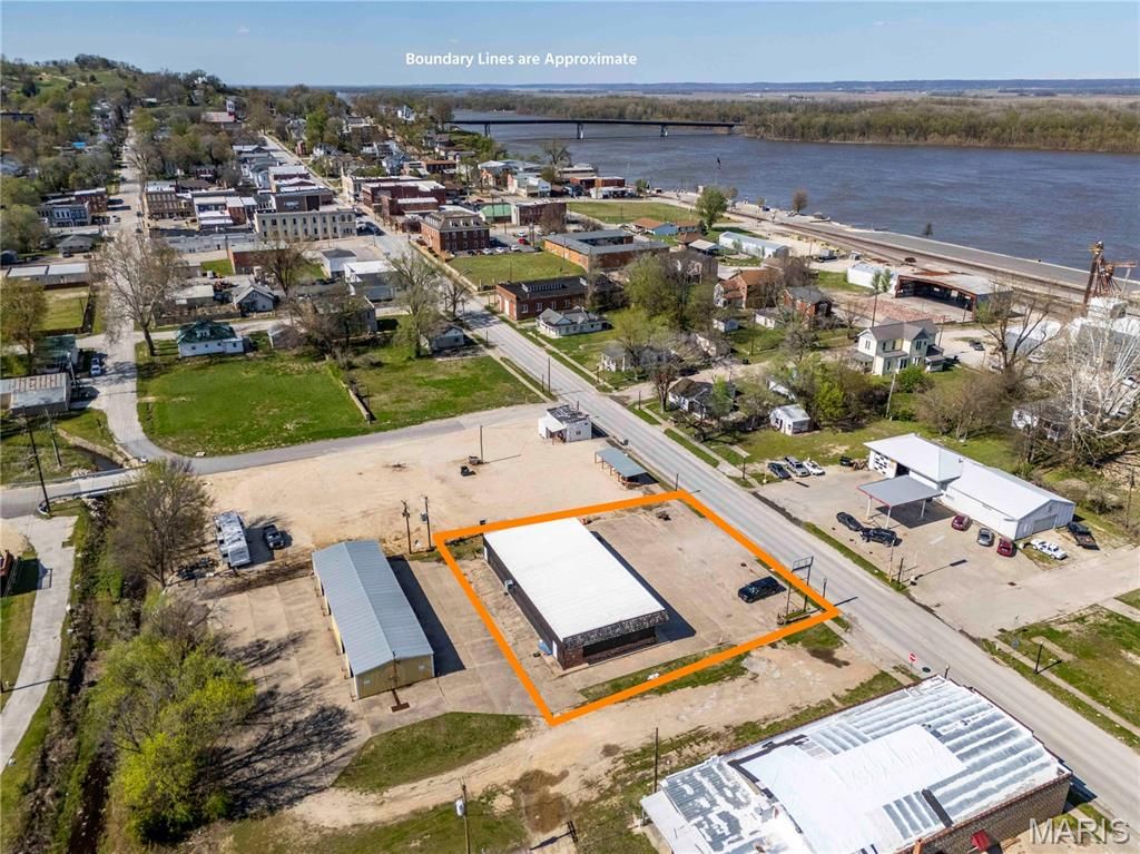 Photo of 405 S 3rd Street, Louisiana, MO 63353 (MLS # 26024219)