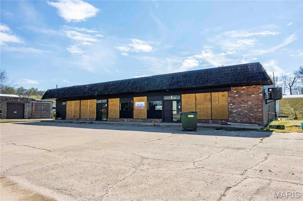 Photo of 405 S 3rd Street, Louisiana, MO 63353 (MLS # 26024219)