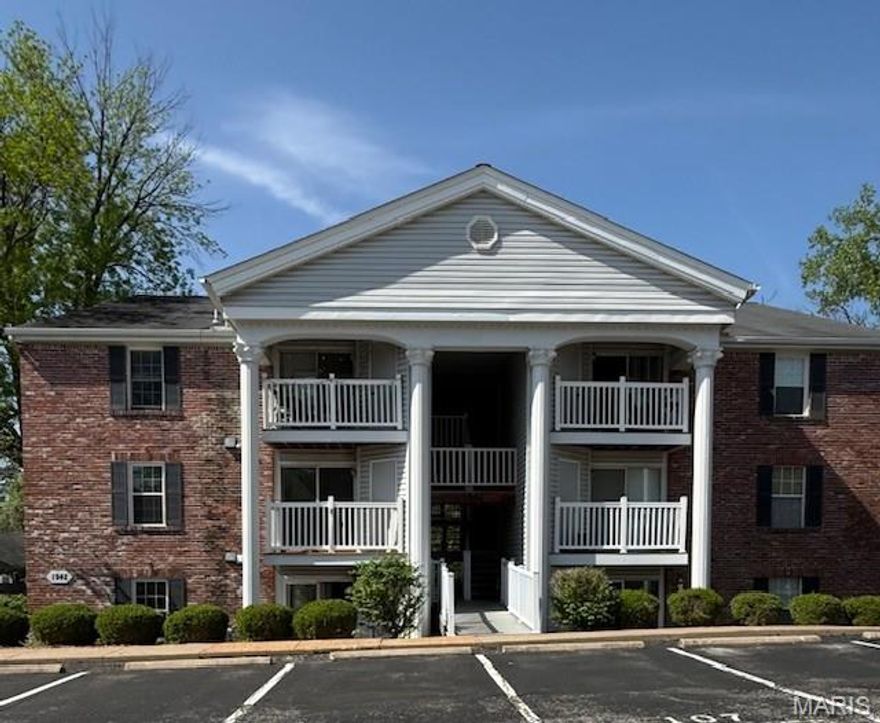 Great Location! This charming and spacious 2 Bedroom 2 full Baths condo offers the perfect blend of comfort and convenience. Located in a desirable westcounty community. Near Creve Coeur Lake and convenient access to major highways, and shopping centers.  JUST UPDATED WITH NEW FLOORS AND FRESH PAINT THROUGHOUT. BRAND NEW APPLIANCES (FRIG 1 YR OLD) AND KITCHEN COUNTER, W/D 2 YRS OLD, HVAC 1.5 YRS OLD... READY TO MOVE IN.