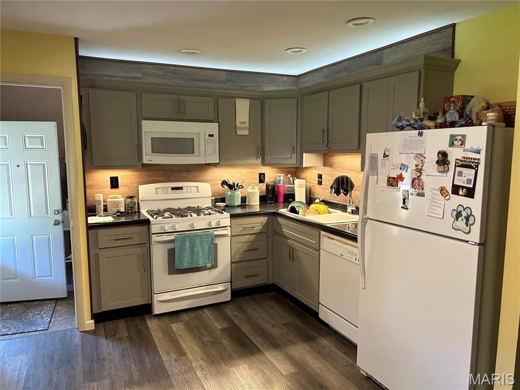 Photo of 5224 Ville Anita Court, Hazelwood, MO 63042 (MLS # 26024700)