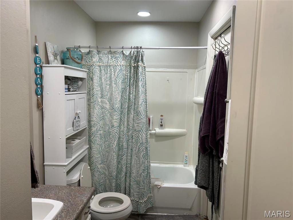 Photo of 5224 Ville Anita Court, Hazelwood, MO 63042 (MLS # 26024700)