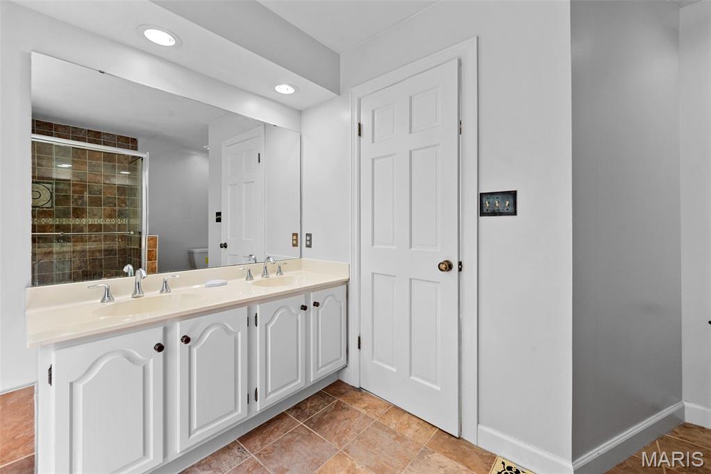 Chesterfield, Missouri 63005, United States, 5 Bedrooms Bedrooms, ,4 BathroomsBathrooms,Residential,Active,116238