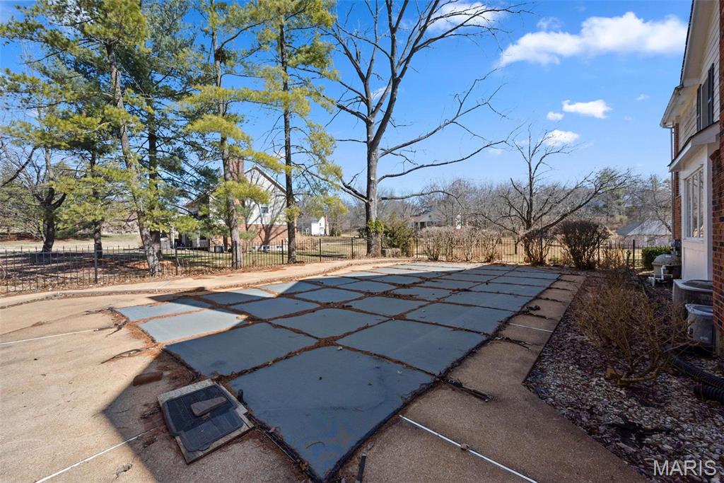 Chesterfield, Missouri 63005, United States, 5 Bedrooms Bedrooms, ,4 BathroomsBathrooms,Residential,Active,116238