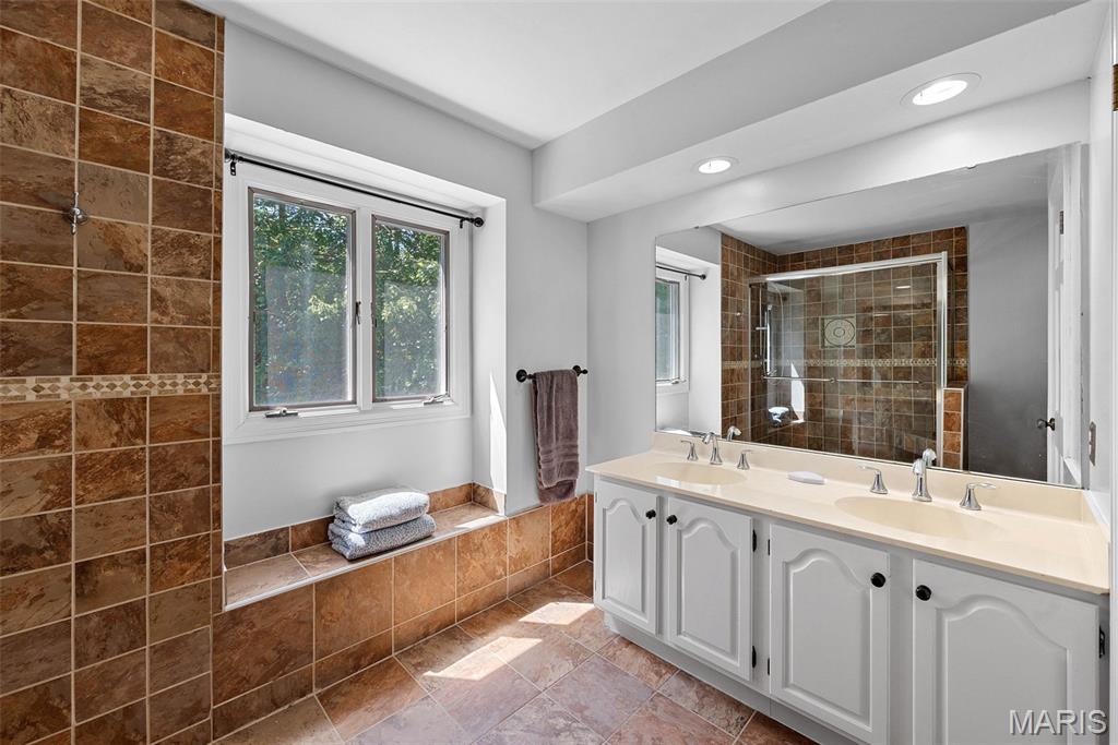 Chesterfield, Missouri 63005, United States, 5 Bedrooms Bedrooms, ,4 BathroomsBathrooms,Residential,Active,116238