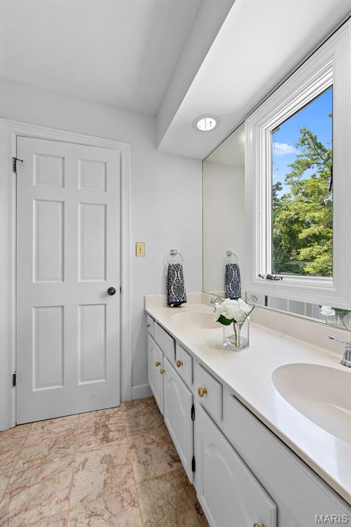 Chesterfield, Missouri 63005, United States, 5 Bedrooms Bedrooms, ,4 BathroomsBathrooms,Residential,Active,116238