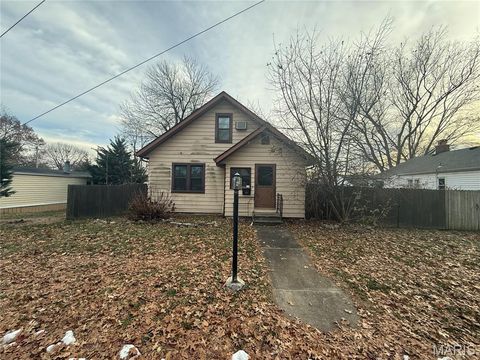 Photo of 110 E 4th Street, Trenton, IL 62293 (MLS # 25081674)