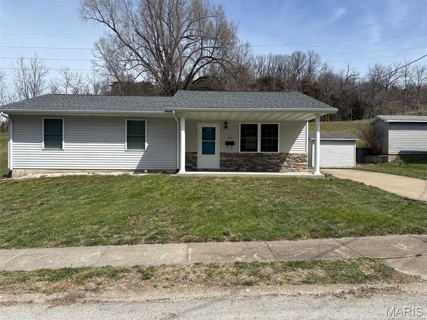 Comfortable and practical, this 3-bedroom, 2-bathroom home on Riverside Street is a smart choice for first-time buyers, downsizers, or anyone looking for a no-fuss place to call home in Hannibal, Missouri.  With over 1,000 square feet of living space, there's room for the whole family without the overhead of a larger home. Three bedrooms give you flexibility, whether you need a guest room, a home office, or a space for the kids. Two full bathrooms mean no morning traffic jams. The home is move-in ready and sits in an established Hannibal neighborhood close to the character and charm the town is known for.