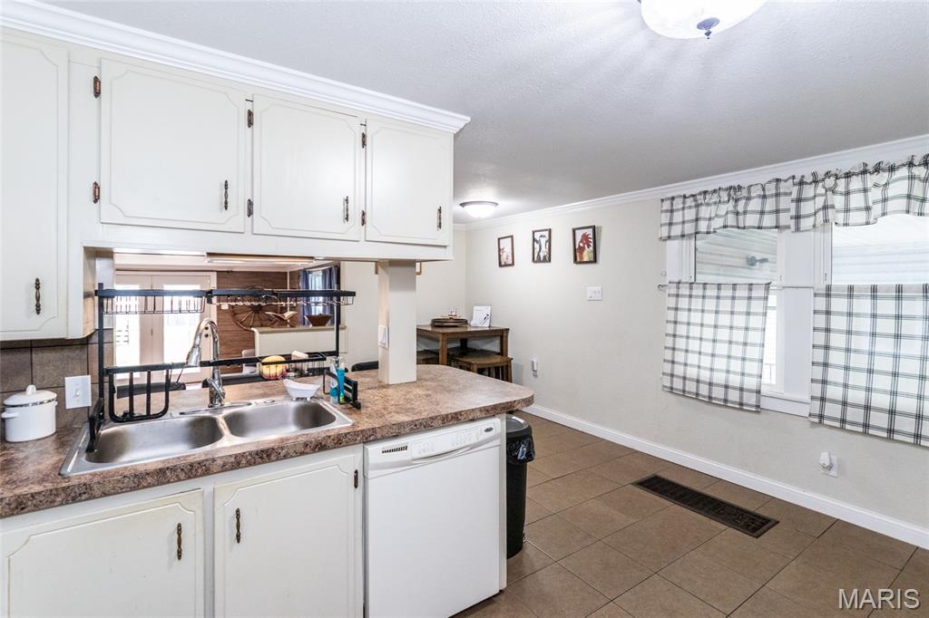 Perryville, Missouri 63775, United States, 3 Bedrooms Bedrooms, ,3 BathroomsBathrooms,Residential,Pending,215144