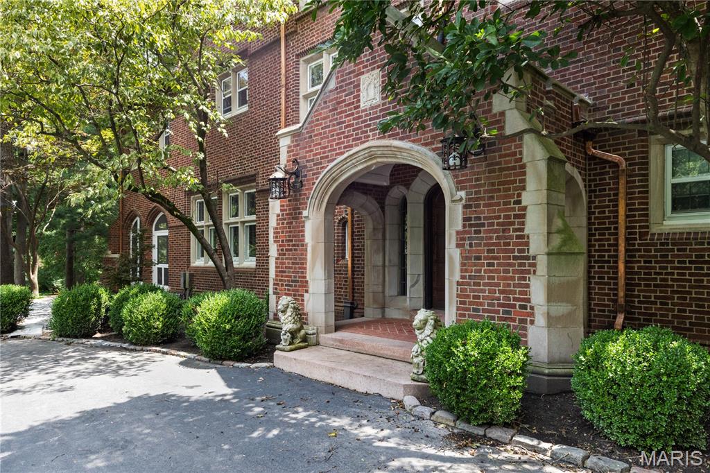 3 Brentmoor Park