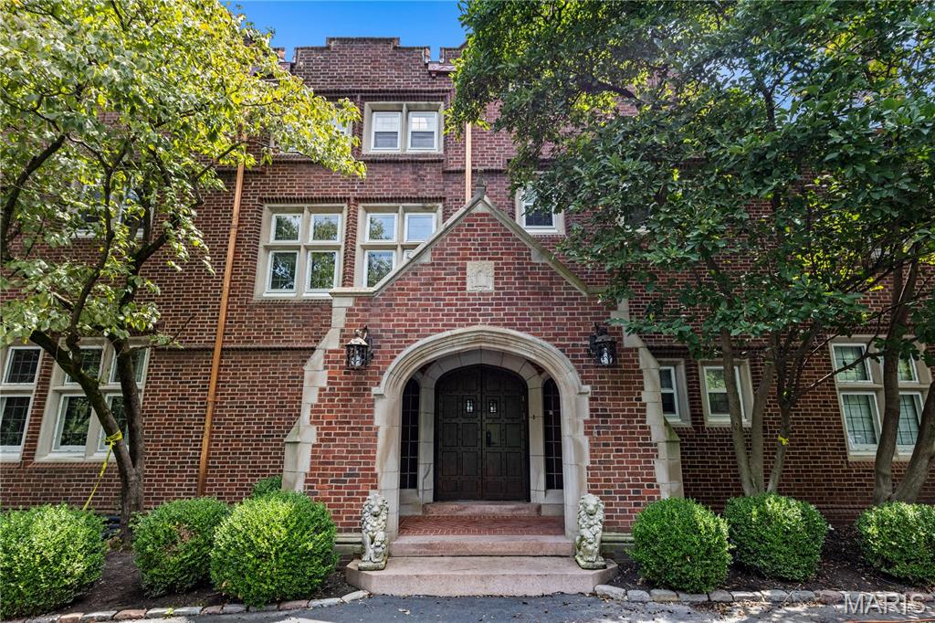 3 Brentmoor Park