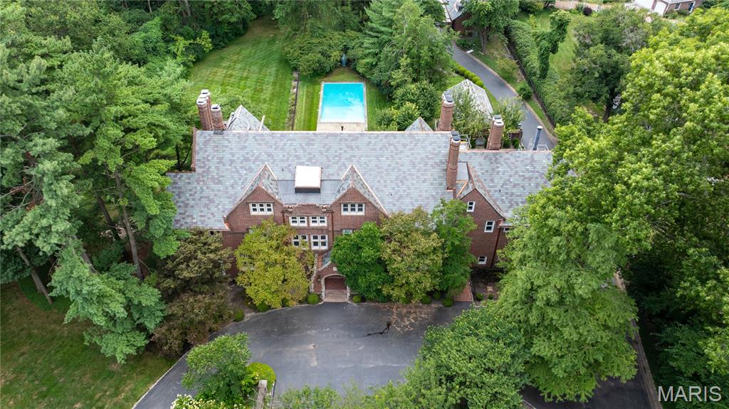 3 Brentmoor Park