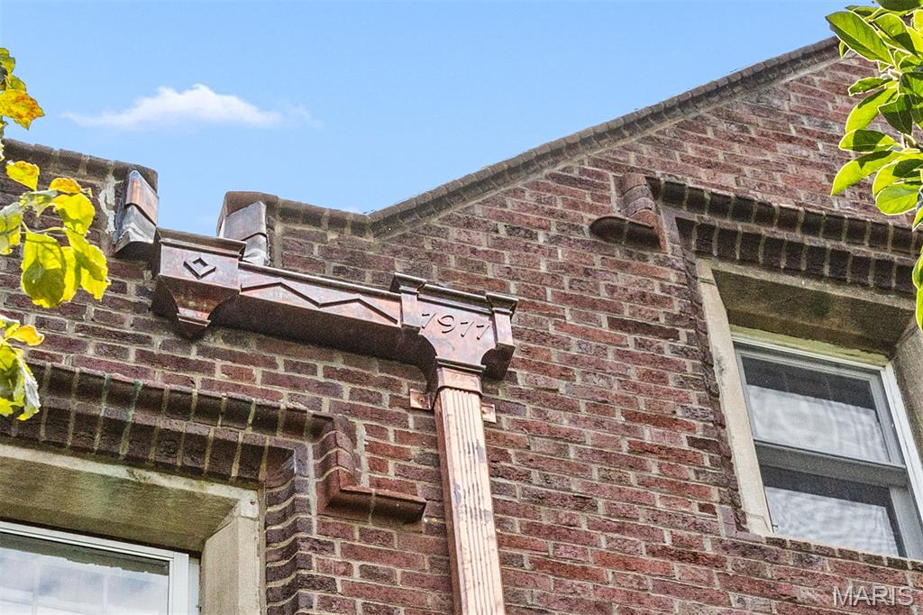 3 Brentmoor Park