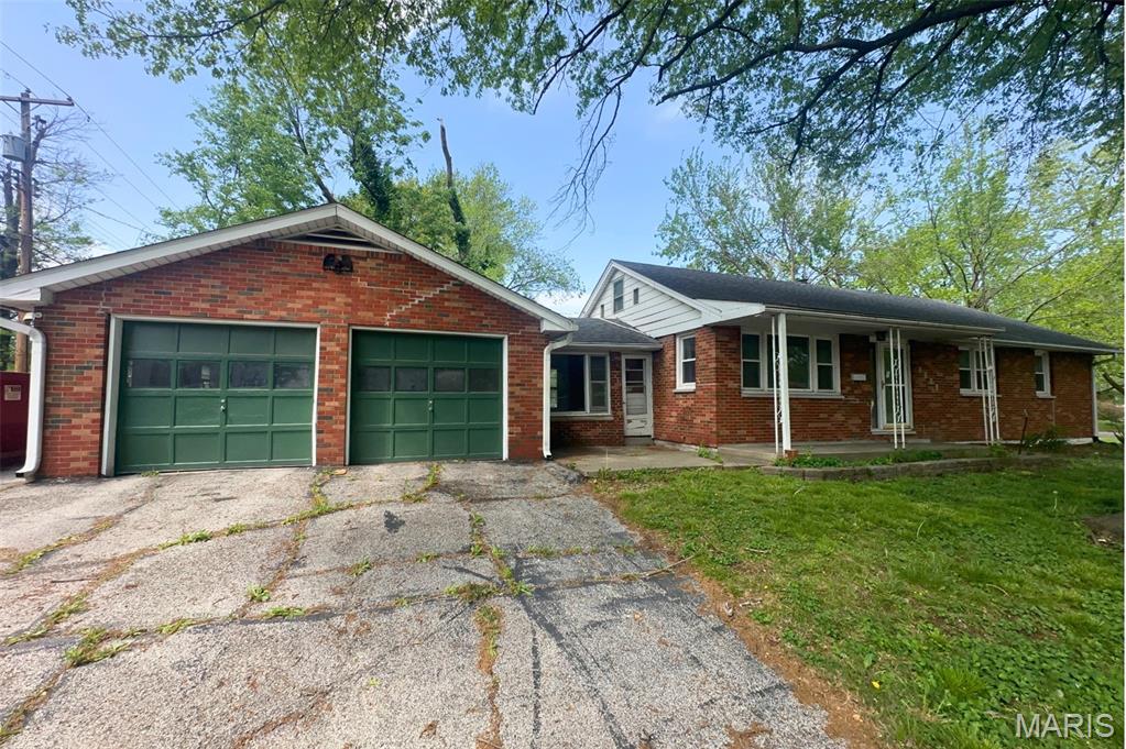 Photo 1 of 15 — 1542 Lindell Boulevard, Granite City, IL 62040