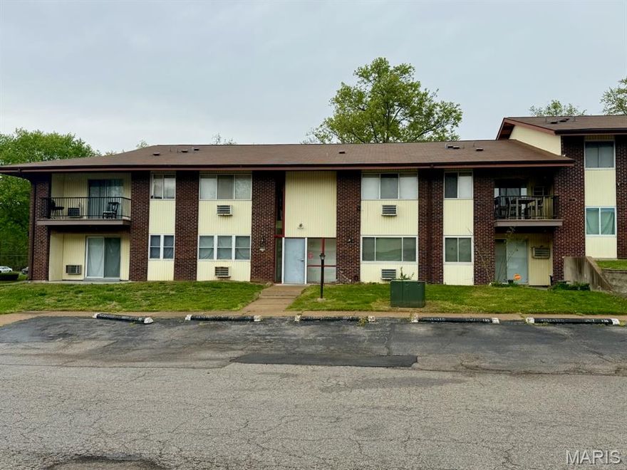 Solid investment opportunity: an occupied one-bedroom, one-bathroom condo currently generating rental income. Ideal for investors looking to add a cash-flowing asset to their portfolio with no vacancy period. Tenant in place, income from day one.