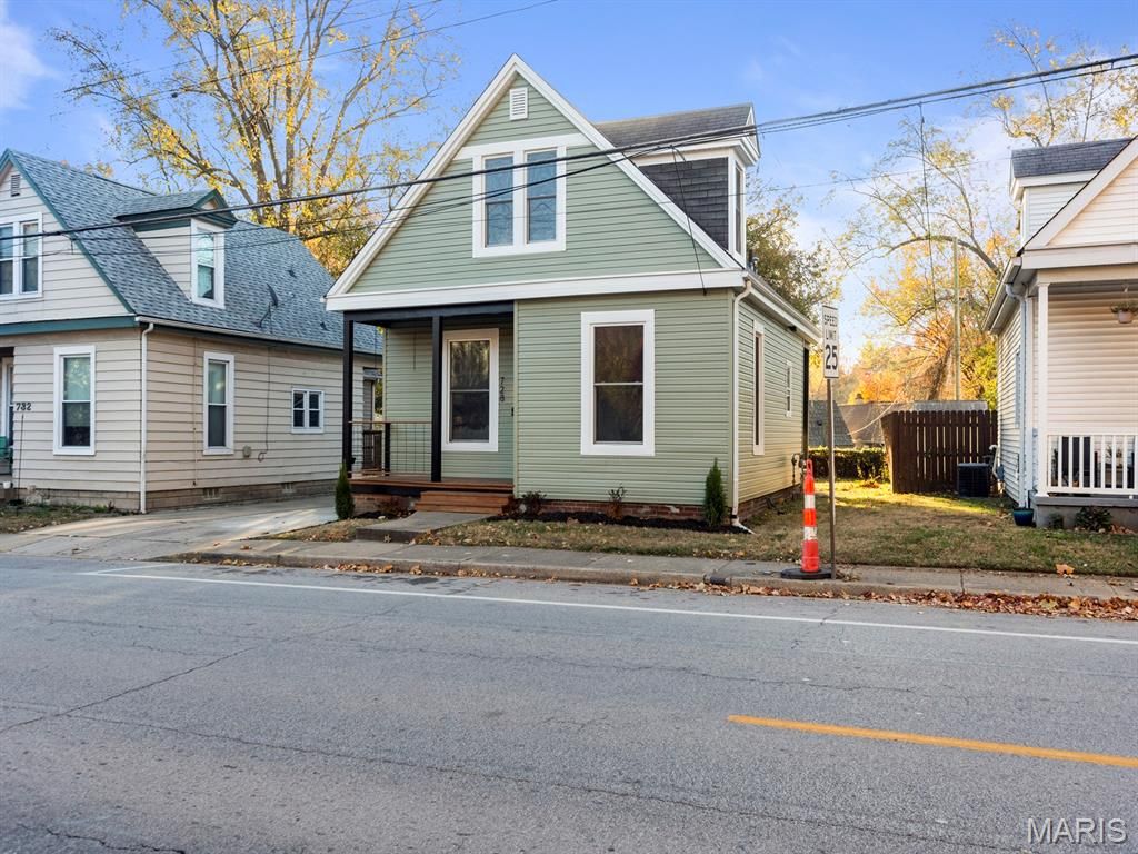 Photo of 728 N Kingshighway Street, St Charles, MO 63301 (MLS # 25077563)