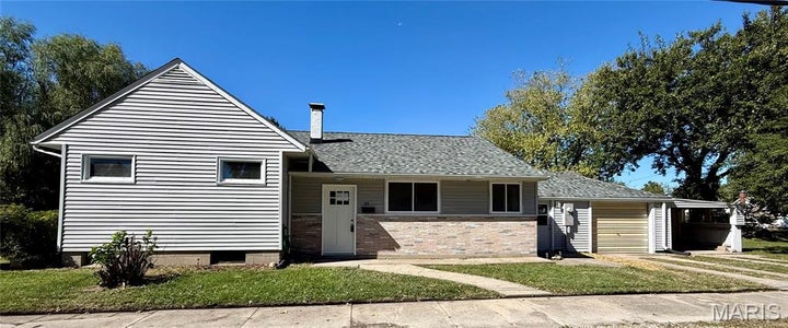 Photo 1 of 18 — 201 N Cherry Street, Mount Olive, IL 62069