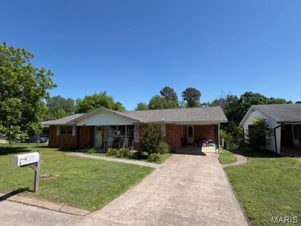 Photo of 1905 Seifert Drive, Poplar Bluff, MO 63901 (MLS # 26028007)