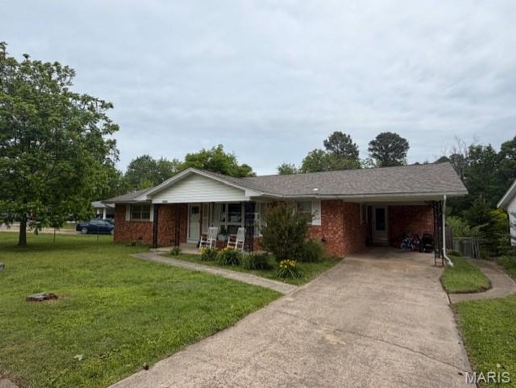 Photo of 1905 Seifert Drive, Poplar Bluff, MO 63901 (MLS # 26028007)