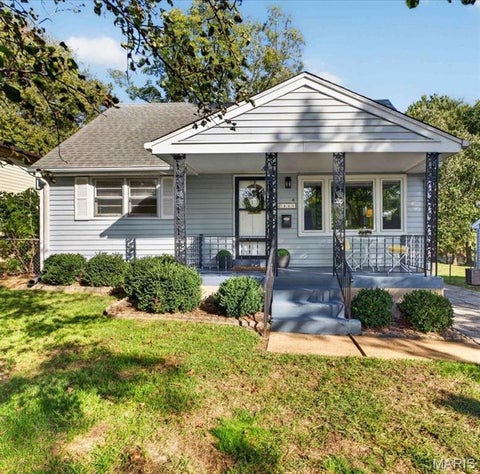 Photo of 440 Rosedale Terrace, Ballwin, MO 63021 (MLS # 26022052)