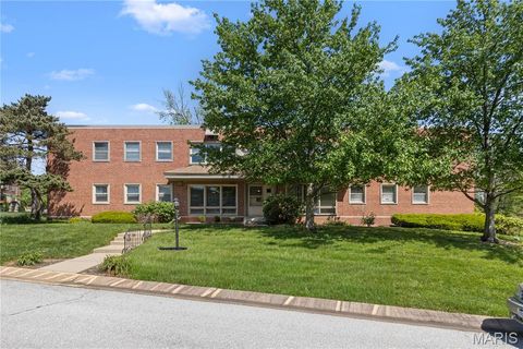 Photo of 5 Delcrest Court #101, University City, MO 63124 (MLS # 26024253)