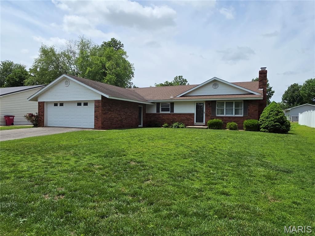 Photo of 705 Linden Lane, Sikeston, MO 63801 (MLS # 26026329)