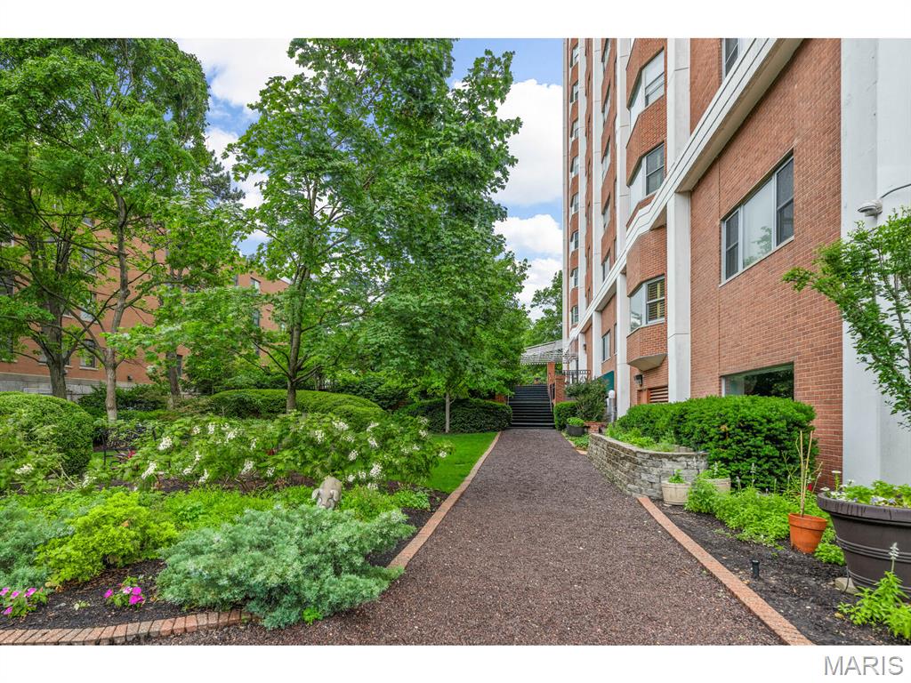 710 S Hanley Road 10A