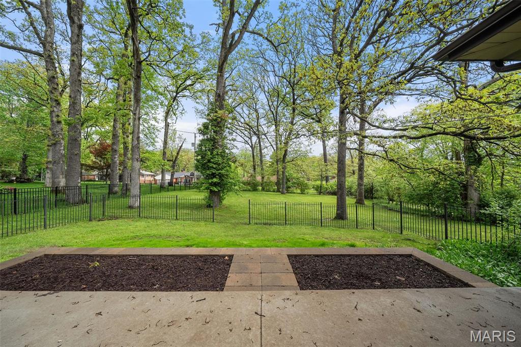 St Louis, Missouri 63123, United States, 2 Bedrooms Bedrooms, ,1 BathroomBathrooms,Residential,Pending,124635