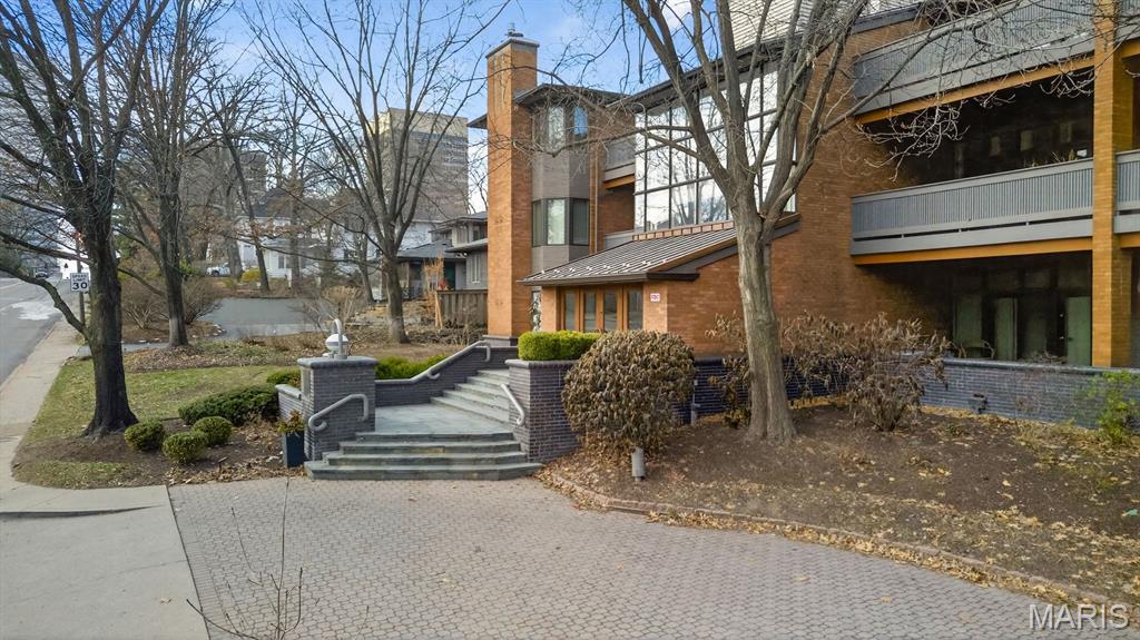 155 N Hanley Road 302