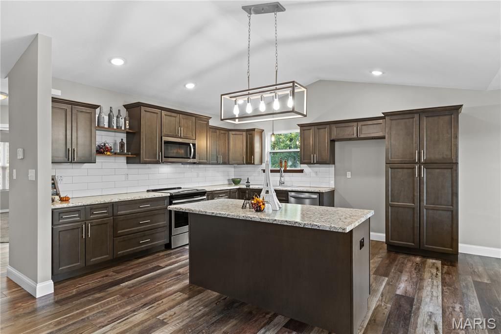 Photo of 9841 Ridgecrest Drive, Hillsboro, MO 63050 (MLS # 26027239)