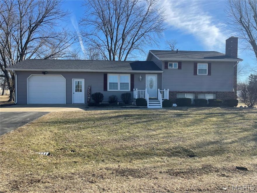 Three bedroom, One bathroom split level home with a one car attached garage located in Madison, MO. Home sits on a .32 m/l acre of a lot at the very edge of town.