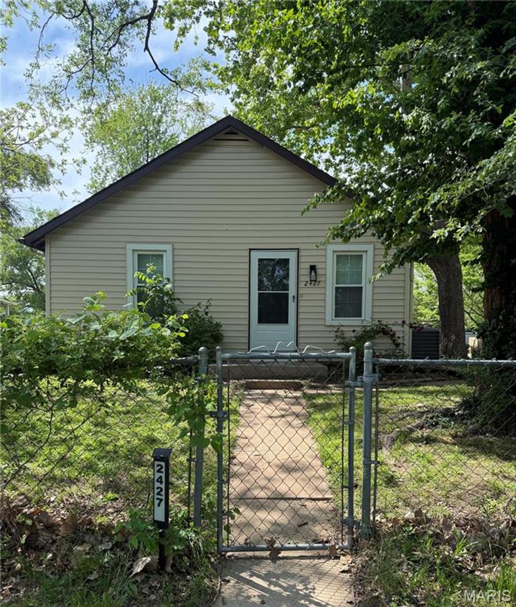 Photo of 2427 N 7th Street, St Charles, MO 63301 (MLS # 26025414)