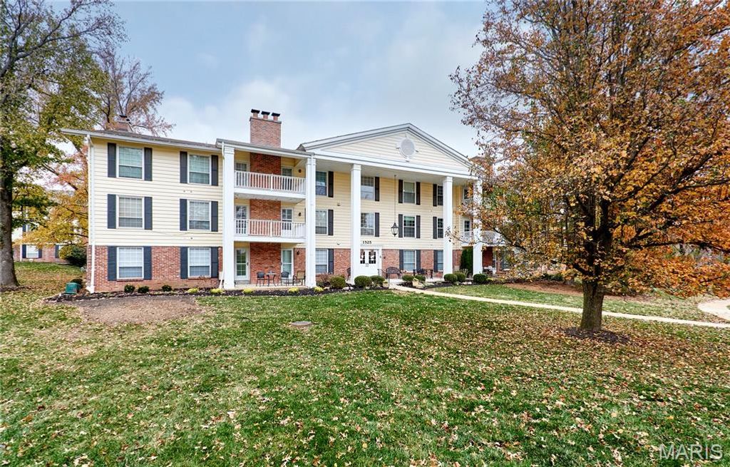 Photo of 1525 Hampton Hall Drive #5, Chesterfield, MO 63017 (MLS # 25075850)