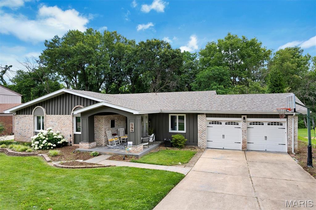 806 Hollyridge Drive