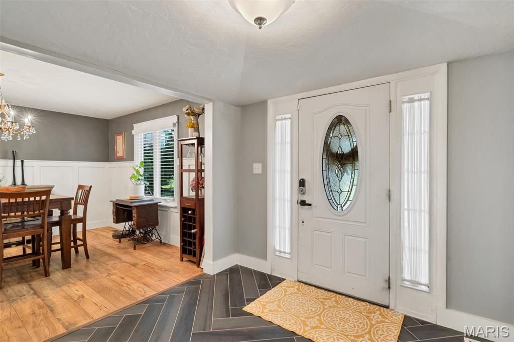806 Hollyridge Drive