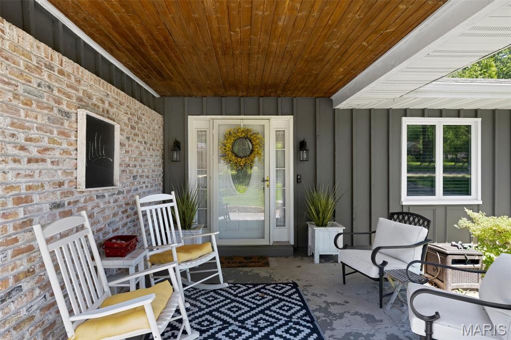 806 Hollyridge Drive