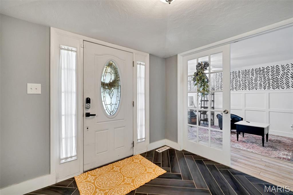 806 Hollyridge Drive