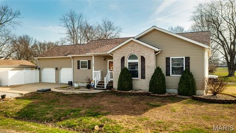 Photo of 922 S Edwardsville Street, Staunton, IL 62088 (MLS # 26017102)