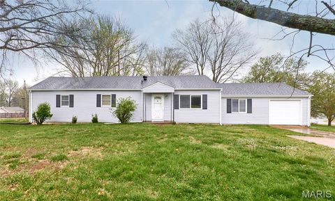 Photo of 120 Highview Drive, Ballwin, MO 63011 (MLS # 26018270)