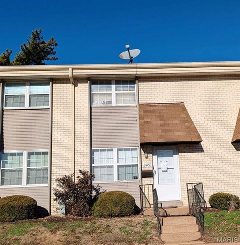 Photo of 845 Wendevy Court, Ballwin, MO 63011 (MLS # 25081984)