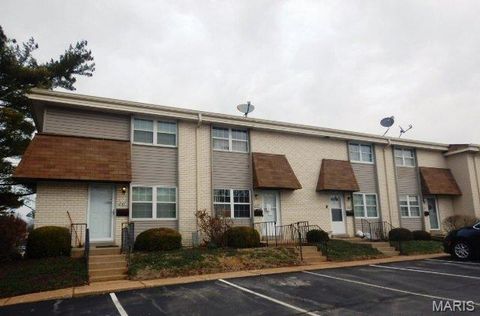 Photo of 845 Wendevy Court, Ballwin, MO 63011 (MLS # 25081984)