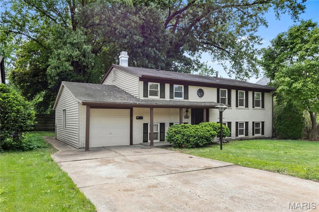 Photo of 2010 E Humes Lane, Florissant, MO 63033 (MLS # 26026315)
