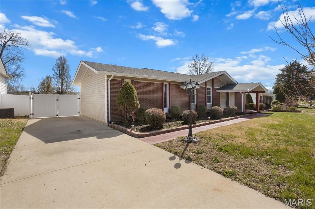 Photo of 3580 Greenway Chase Drive, Florissant, MO 63031 (MLS # 26019488)