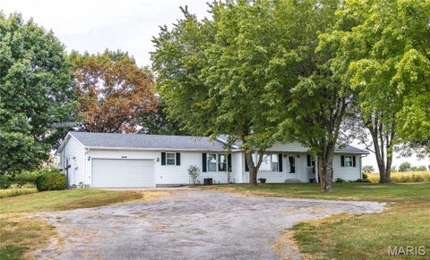 Photo of 18435 Old Highway 67, Jerseyville, IL 62052 (MLS # 26059249)