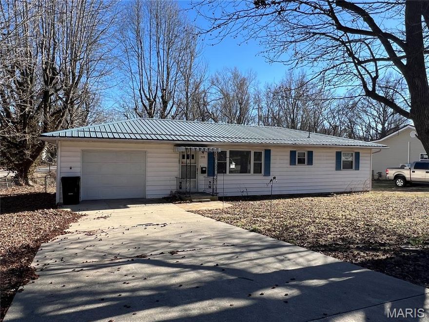 Nice 3-bedroom, 1 bath home conveniently located in St. James MO.